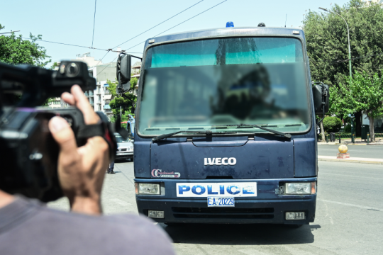 Κατά την προσαγωγή του δημοσιογράφου της ΕΡΤ στα δικαστήρια της πρώην Σχολής Ευελπίδων